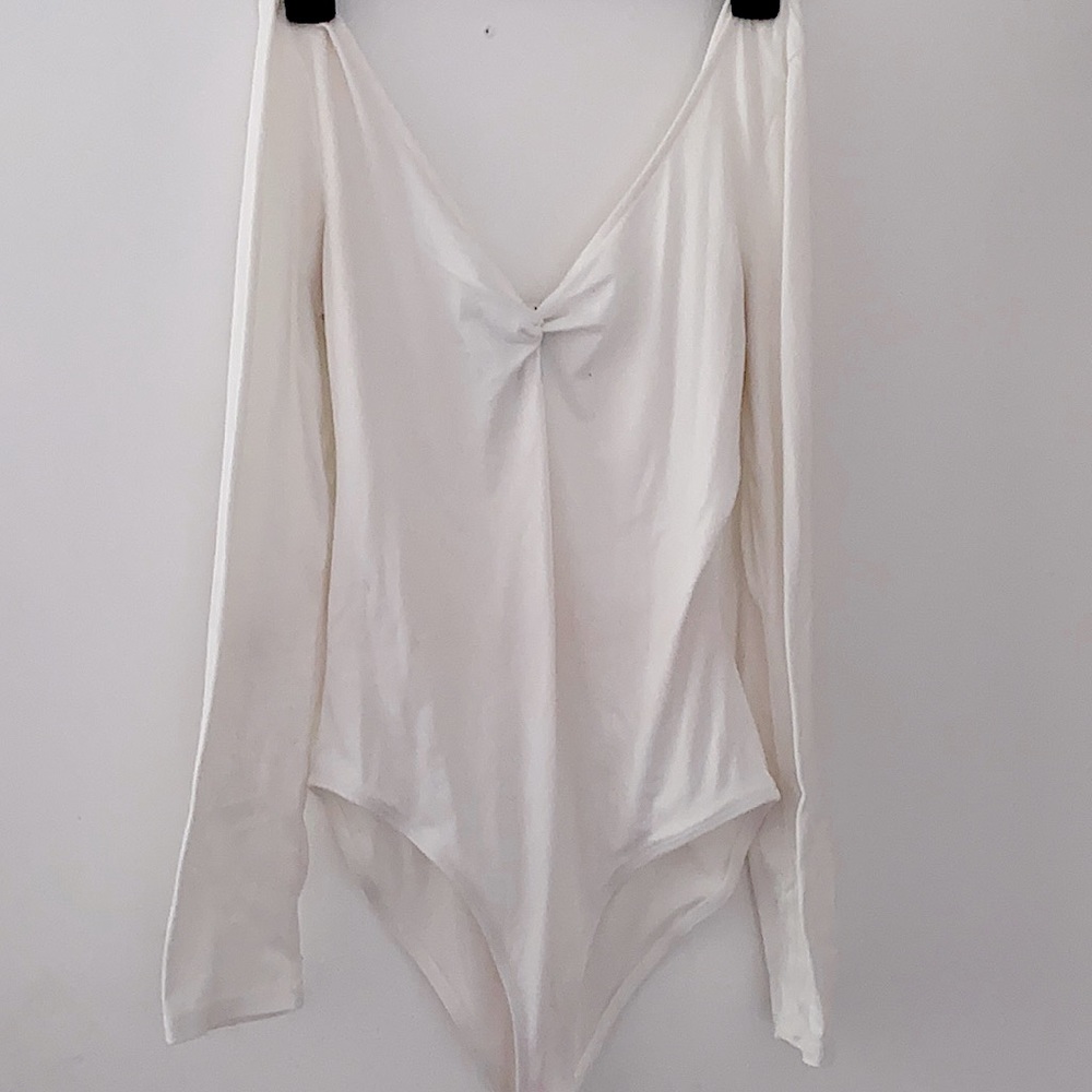 Cute white body suit / size M / no stains!
